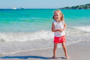 retrato de uma menina adorável na praia em suas férias de verão foto
