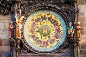 relógio astronômico orloj closeup na república tcheca, europa. estilo vintage. detalhe da torre do relógio de praga. residentes de atração famosa de praga foto