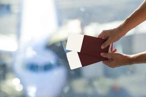 passaportes fechados e cartão de embarque na aeronave de fundo interno do aeroporto foto