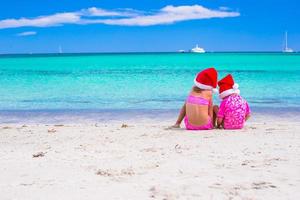 meninas em gorros de Papai Noel durante as férias de verão foto