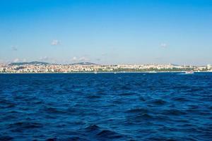 panorama da bela cidade de istambul no estreito de bósforo foto