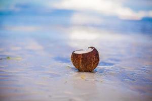 coco na praia tropical de areia branca em um dia ensolarado foto