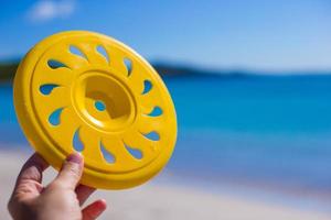feche o fundo do frisbee em uma praia tropical e mar foto