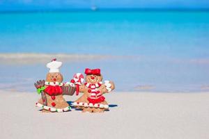 biscoitos de homem-biscoito de natal em uma praia de areia branca foto