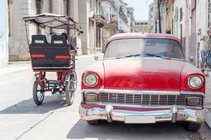 vista do carro vintage clássico amarelo na velha havana, cuba foto