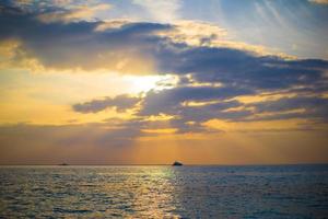 deslumbrante belo pôr do sol em uma praia exótica do Caribe foto