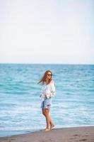 jovem mulher feliz na praia foto