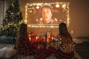 lindas garotas adolescentes assistindo filme de ano novo na véspera de natal foto