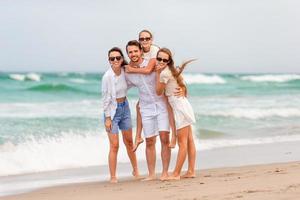 jovem família de férias se diverte muito foto