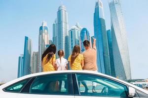 viagem de carro de verão e jovem família de férias foto