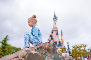 menina feliz em um parque de conto de fadas foto