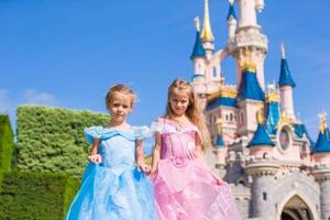 meninas adoráveis em lindo vestido de princesa no parque de conto de fadas foto