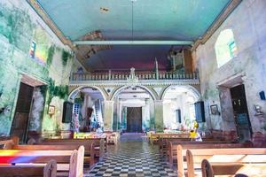 bela igreja católica em um país exótico interior foto