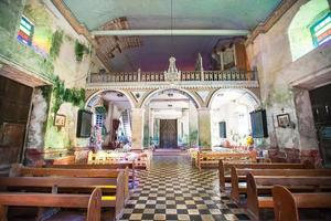 bela velha igreja católica em um país exótico interior foto