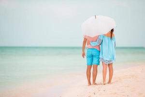 jovem casal na praia branca durante as férias de verão. foto