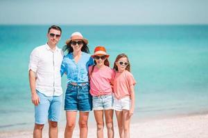 família feliz na praia durante as férias de verão foto