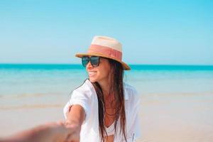 mulher deitada na praia aproveitando as férias de verão olhando para o mar foto