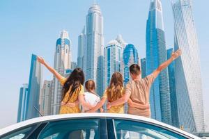 viagem de carro de verão e jovem família de férias foto