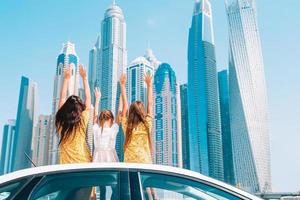 viagem de carro de verão e jovem família de férias foto