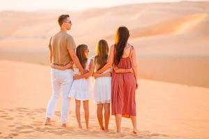 pessoas entre dunas no deserto de rub al-khali nos Emirados Árabes Unidos foto