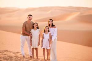 pessoas entre dunas no deserto de rub al-khali nos Emirados Árabes Unidos foto