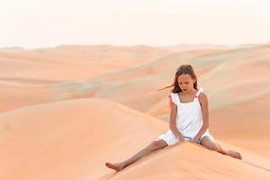 menina entre as dunas no deserto de rub al-khali nos Emirados Árabes Unidos foto