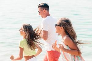 jovem casal na praia branca durante as férias de verão. foto