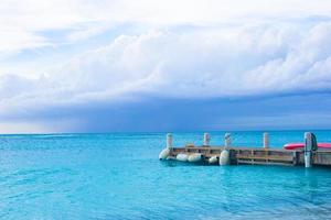 cais de praia perfeito na ilha caribenha em turks e caicos foto