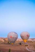 goreme, turquia - 18 de setembro de 2021, balões de ar quente brilhantes no céu da capadócia, turquia foto