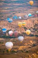 goreme, turquia - 18 de setembro de 2021, balões de ar quente brilhantes no céu da capadócia, turquia foto