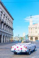 havana, cuba - 14 de abril de 2017 vista autêntica de uma rua da velha havana com prédios antigos e carros foto