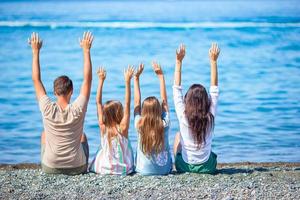 jovem família de férias se diverte muito foto