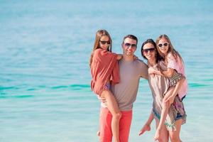 jovem família de férias se diverte muito foto