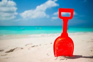 brinquedo de praia infantil de verão na areia branca foto