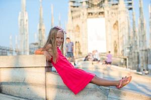 adorável menina no telhado do Duomo, Milão, Itália foto