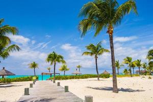 deslumbrante praia de areia branca em turks e caicos no caribe foto