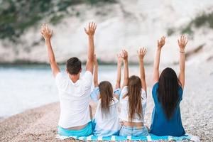 família feliz na praia durante as férias de verão foto