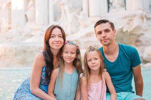 retrato de família na fontana di trevi, roma, itália. foto