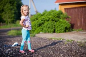 menina caminhando ao ar livre, se divertindo e rindo foto