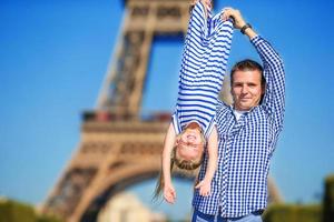 linda família feliz em paris fundo torre eiffel foto