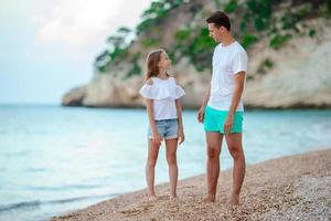 lindo pai e filha na praia europeia foto