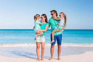 jovem família de férias se diverte muito foto