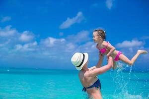 mãe com sua filha fofa aproveita as férias de verão foto