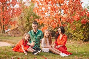 retrato de família feliz de quatro pessoas no outono foto