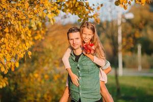 família de pai e filho em lindo dia de outono no parque foto