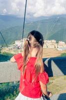 adorável menina na cabine do teleférico foto