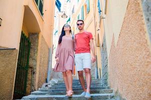 jovem casal de turistas viajando de férias na europa ao ar livre em férias italianas em cinque terre foto