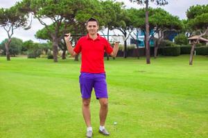 jovem no campo de golfe foto