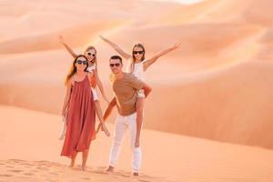 pessoas entre dunas no deserto de rub al-khali nos Emirados Árabes Unidos foto