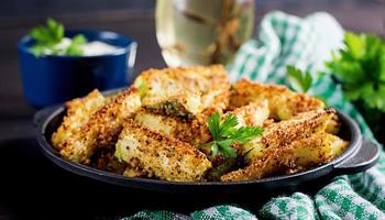 palitos de abobrinha assada com queijo e migalhas de pão. comida vegana. culinária vegetariana. foto